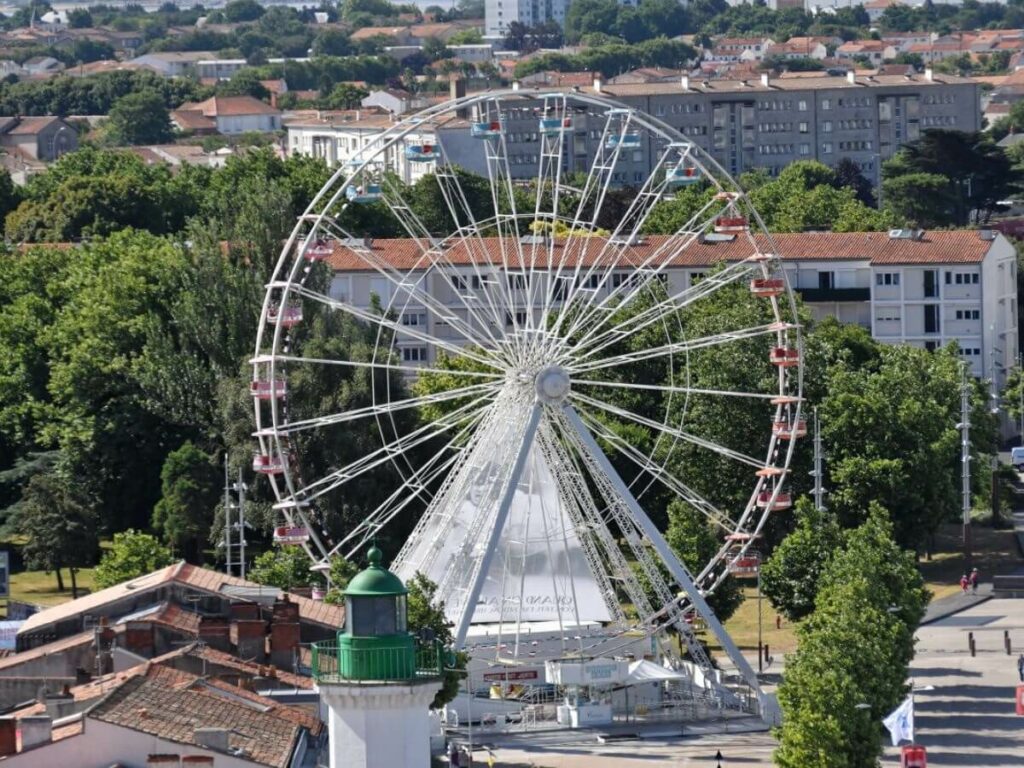 A big wheel set in a city