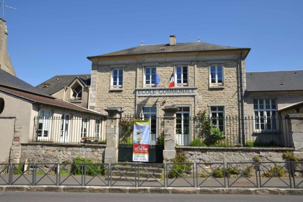 The front gates of a French school