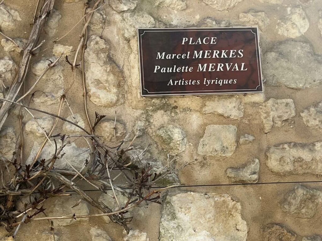 A plaque on a wall in Aubeterre-sur-dronne