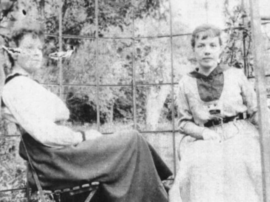 Two women sat at a table Stéphanie and Caroline Tatin
