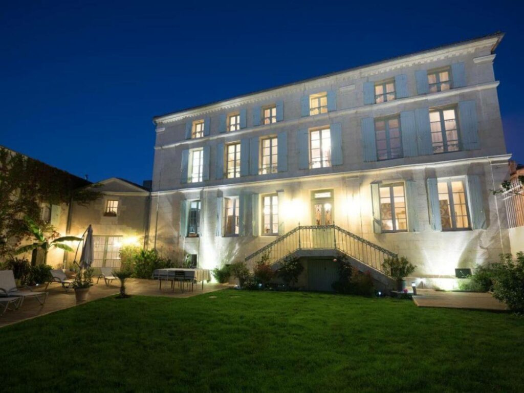 The front of a luxury bed and breakfast ini La Rochelle