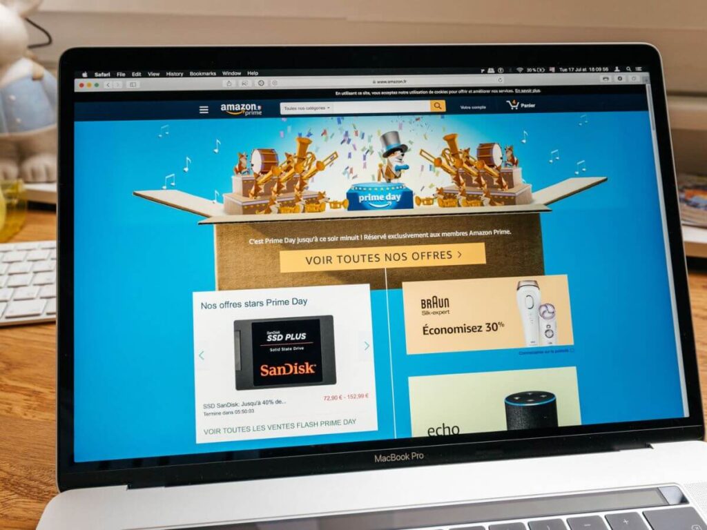 A laptop with Amazon Prime Day on French Amazon on the screen