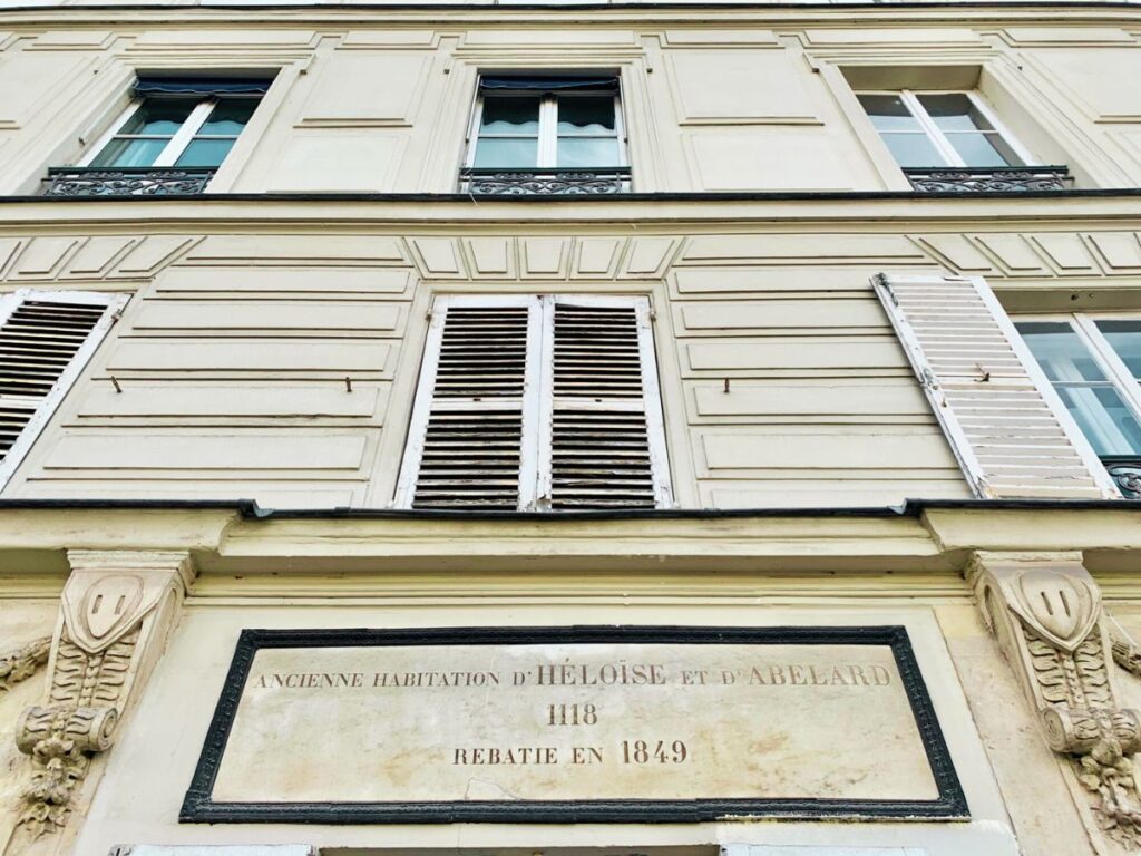 Historical building with a plaque commemorating Héloïse and Abélard.