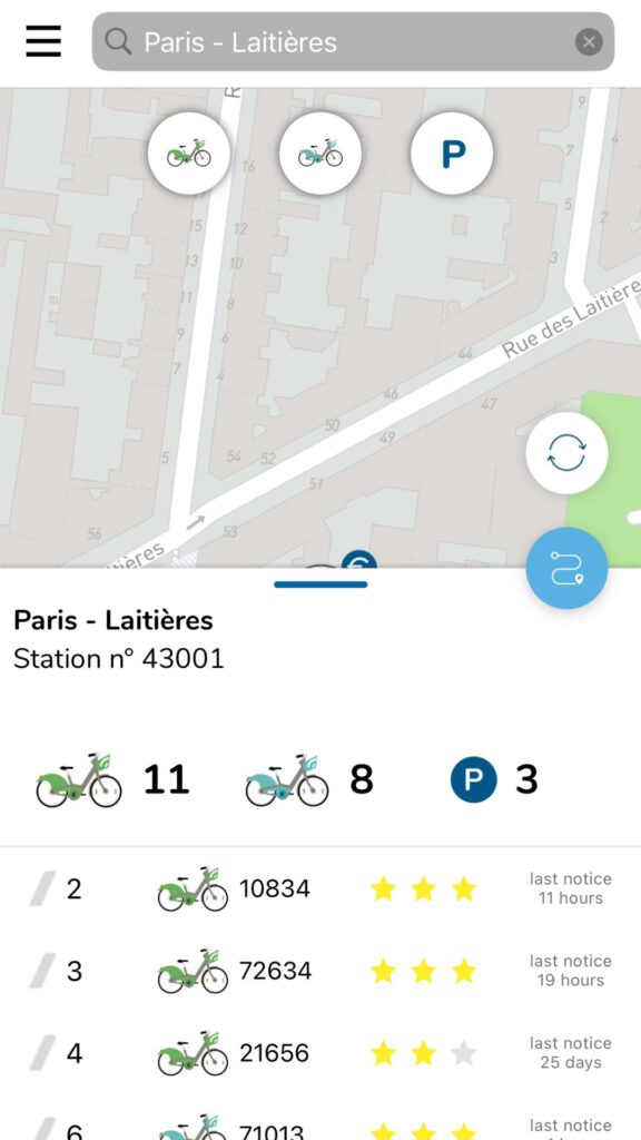 Map with bike station locations in Paris, user ratings, and available bike counts.